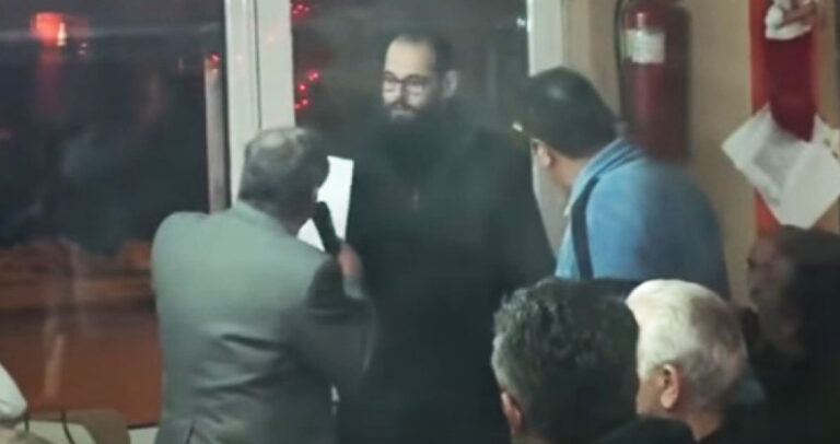 Παπάς επιτίθεται σε οπαδούς του Σώρρα σε καφενείο.