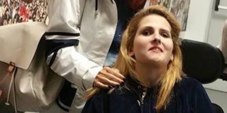 Ενώ η Μυρτώ αγωνίζεται να μιλήσει και να σταθεί στα πόδια της, μια δικαστική μάχη ξεκινά