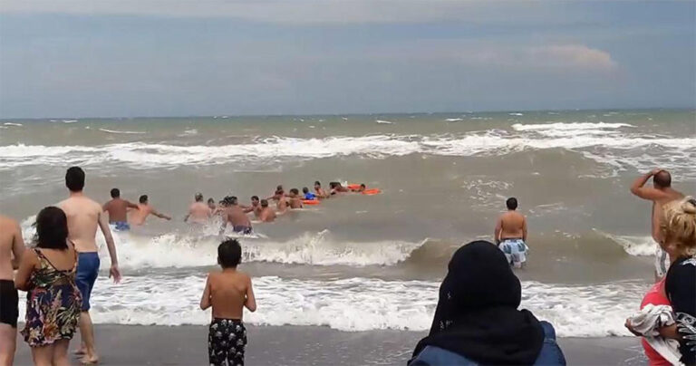 Λουόμενοι δημιούργησαν μια ανθρώπινη αλυσίδα για να σώσουν λουόμενους που πνίγονταν