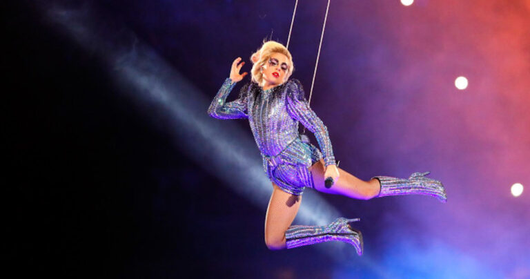 Το εξωπραγματικό άλμα της Lady Gaga στο ημίχρονο του αμερικανικού ποδοσφαίρου