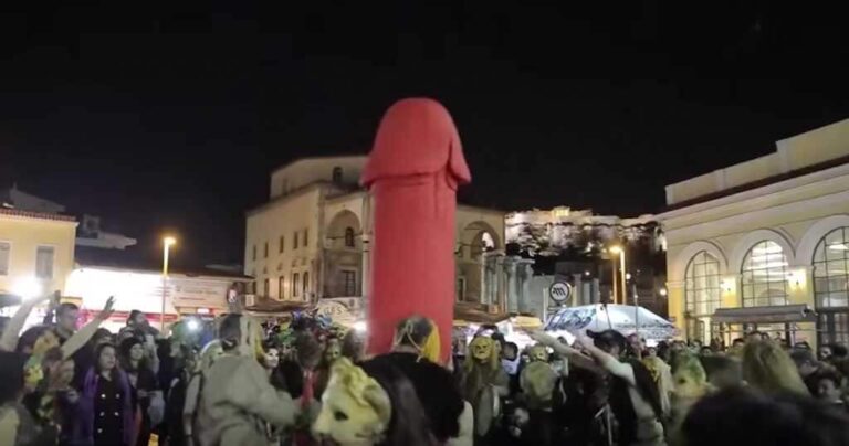 Οπαδοί του θεού Διόνυσου έκαναν περιφορά φαλλού στο κέντρο της Αθήνας