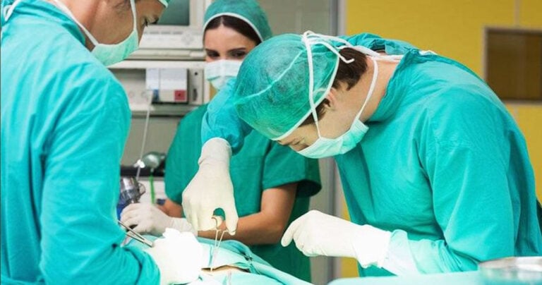 Οι χειρουργοί φορούν για ένα πολύ σημαντικό λόγο πράσινα και μπλε ρούχα