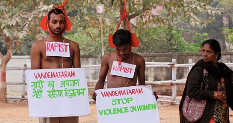 Ινδή υπουργός: «Οι βιαστές να κρεμιούνται ανάποδα και να δέρνονται έως ότου βγει το δέρμα τους»