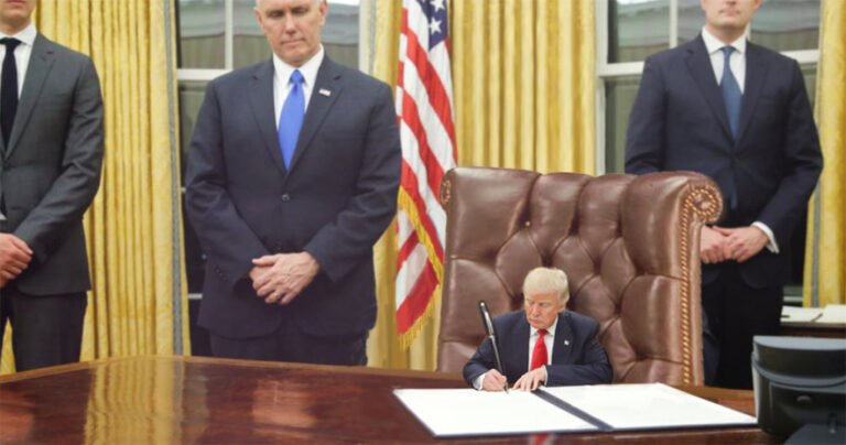 Κάποιος έκατσε και έφτιαξε τον Ντόναλντ Τραμπ μικροσκοπικό σε φωτογραφίες