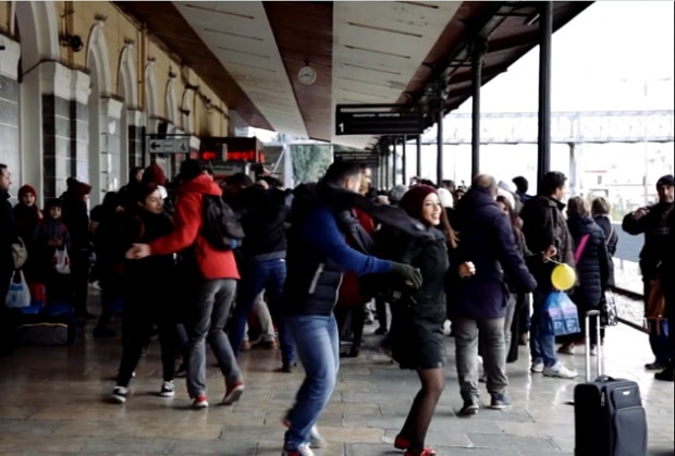 Ξαφνικά όλοι στον Σταθμό Λαρίσης χόρευαν ροκ εντ ρολ