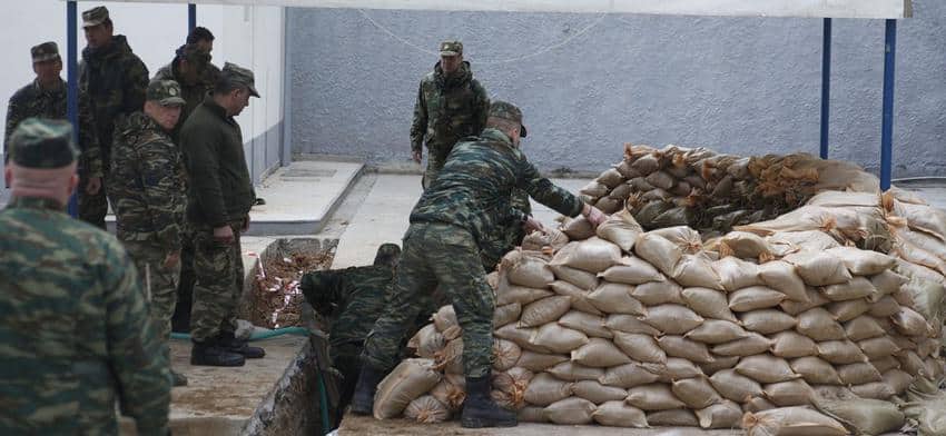 Ανάχωμα γύρω από το σημείο όπου εντοπίστηκε η βόμβα στο Κορδελιό δημιουργεί δύναμη του Τάγματος Εκκαθάρισης Ναρκοπεδίων Ξηράς, Παρασκευή 10 Φεβρουαρίου 2017. Άνδρες του Τάγματος Εκκαθάρισης Ναρκοπεδίων Ξηράς βρίσκονται στο σημείο όπου εντοπίστηκε η βόμβα στο Κορδελιό προκειμένου να δημιουργήσουν ανάχωμα γύρω από το σκάμμα, στο οποίο βρίσκεται, σε βάθος πέντε μέτρων, η βόμβα, η οποία περιέχει 250 κιλά εκρηκτικών. ΑΠΕ-ΜΠΕ/ΑΠΕ-ΜΠΕ/ΝΙΚΟΣ ΑΡΒΑΝΙΤΙΔΗΣ