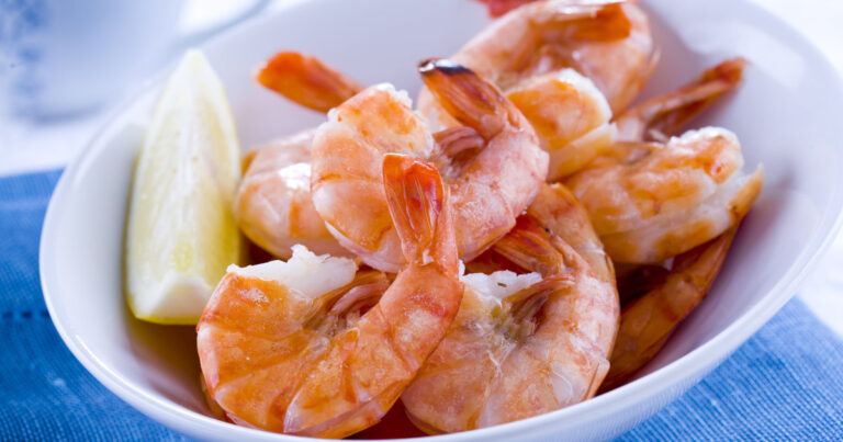 Αυτός είναι ο λόγος που οι γαρίδες γίνονται ροζ όταν τις μαγειρεύουμε
