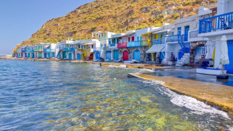 Η Vogue αποθεώνει τη Μήλο: Το κορυφαίο ελληνικό νησί για το 2017