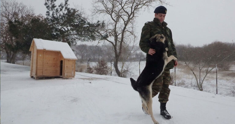 Στρατιώτες συνόρων: «Περνούν και μας φωνάζουν: Είστε οι φυλακές μας»