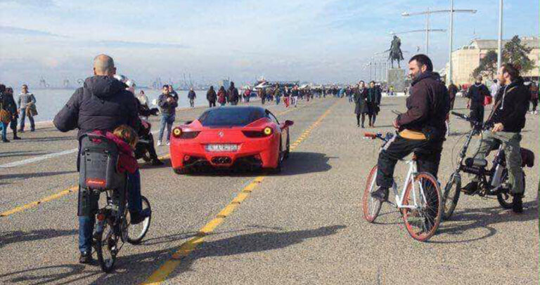 Έκαναν στην άκρη ποδήλατα σε πεζόδρομο της Θεσσαλονίκη για να περάσει Ferrari