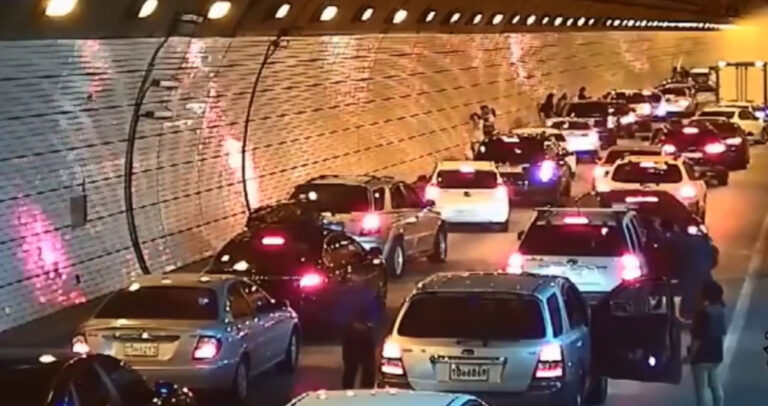 Ατύχημα σε τούνελ της Ν. Κορέας δείχνει πόσο πολιτισμένοι είναι εκεί οι οδηγοί