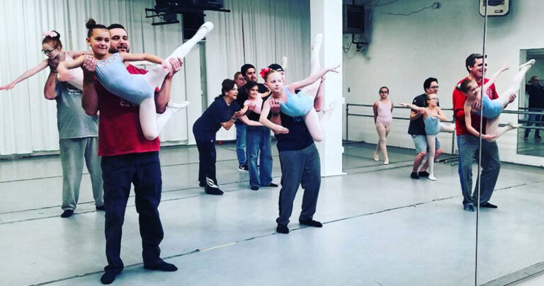 Μπαμπάδες κάνουν μπαλέτο με τις κόρες τους γιατί μπορούν και αυτοί να κάνουν τα πάντα