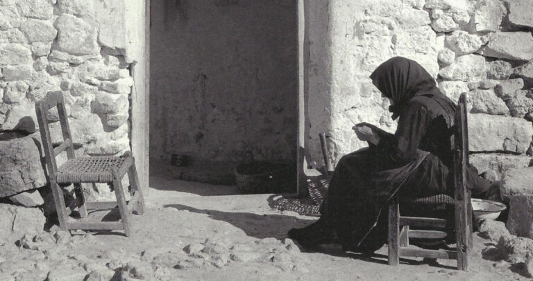 Τα 8 ψέμματα της πάμφτωχης Μάνας