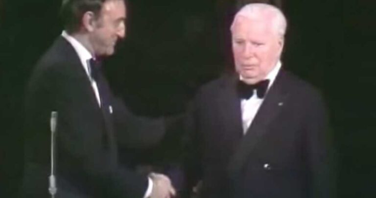 Η Νο1 στιγμή των Όσκαρ: Ο Τσάπλιν παίρνει τιμητικό βραβείο και το κοινό χειροκροτεί για 12 λεπτά