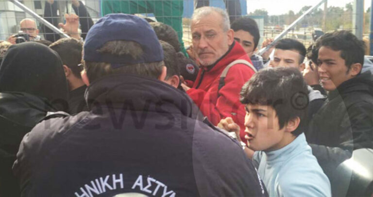 Κατηγόρησαν αστυνομικό ότι γρονθοκόπησε ένα προσφυγόπουλο ενώ απλά το έσπρωξε