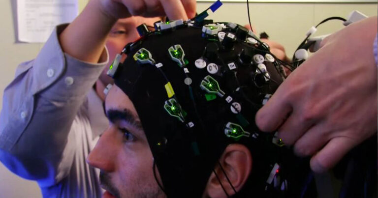 Σύμφωνα με τους επιστήμονες θα μπορούμε να «κατεβάζουμε» πληροφορίες στον εγκέφαλό μας