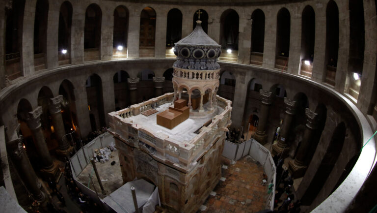 Ελληνίδα καθηγήτρια: «Ο Πανάγιος Τάφος είναι ζωντανός – Τα μηχανήματα χάλασαν μόλις ανοίξαμε την ταφόπλακα» Ελληνίδα καθηγήτρια: «Ο Πανάγιος Τάφος είναι ζωντανός – Τα μηχανήματα χάλασαν μόλις ανοίξαμε την ταφόπλακα»