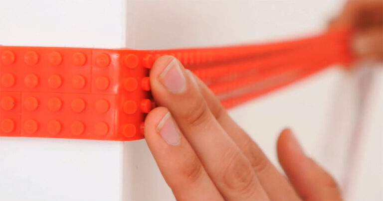 Αυτή η LEGO ταινία σας επιτρέπει να κολλήσετε οποιοδήποτε LEGO πάνω της