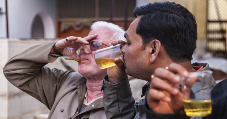 Στην Ινδία πίνουν τα ούρα της αγελάδας γιατί ισχυρίζονται πως θεραπεύουν σοβαρές ασθένειες