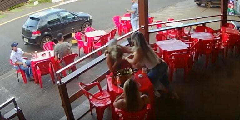 Βραζιλιάνα έπιασε τον άντρα της με την ερωμένη του και έγινε κόλαση