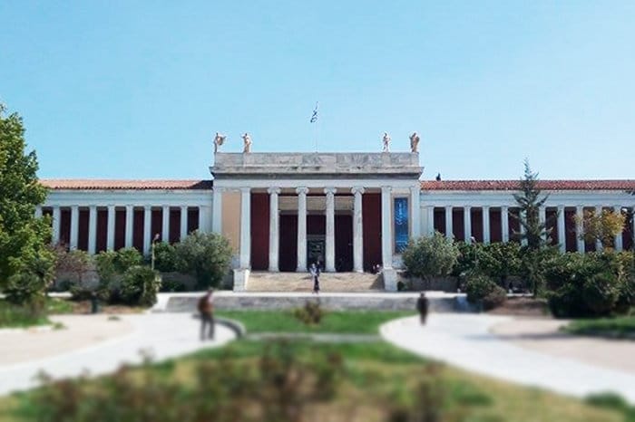 ΕΘΝΙΚΟ ΑΡΧΑΙΟΛΟΓΙΚΟ ΜΟΥΣΕΙΟΗ αρχική κάτοψη του Ludwig Lange τροποποιείται από τους Παναγή Κάλκο και Ernest Ziller, και στα τέλη του 19ου αιώνα εγκαινιάζεται το νεοκλασικό κτίριο έκτασης 8.000 τ.μ που στεγάζει τη συλλογή του Εθνικού Αρχαιολογικού Μουσείου.