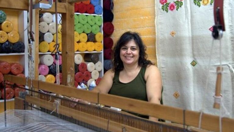 H Αγγελική φτιάχνει μοντέρνες κουρελούδες και τις ταξιδεύει σε όλο τον πλανήτη