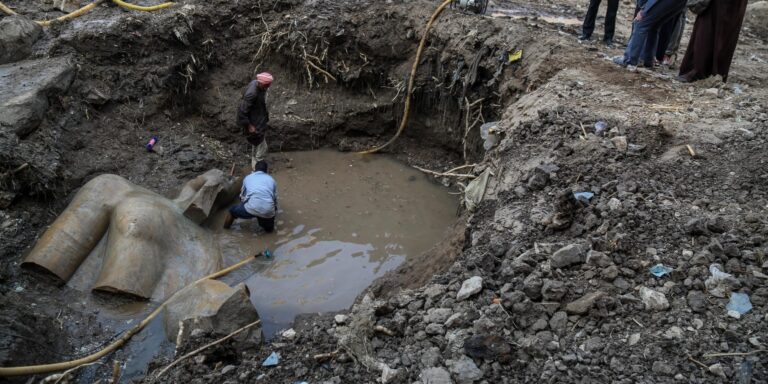 Κολοσσιαίο άγαλμα πιθανότατα του Ραμσή Β΄ βρέθηκε σε μια φτωχογειτονιά του Καΐρου