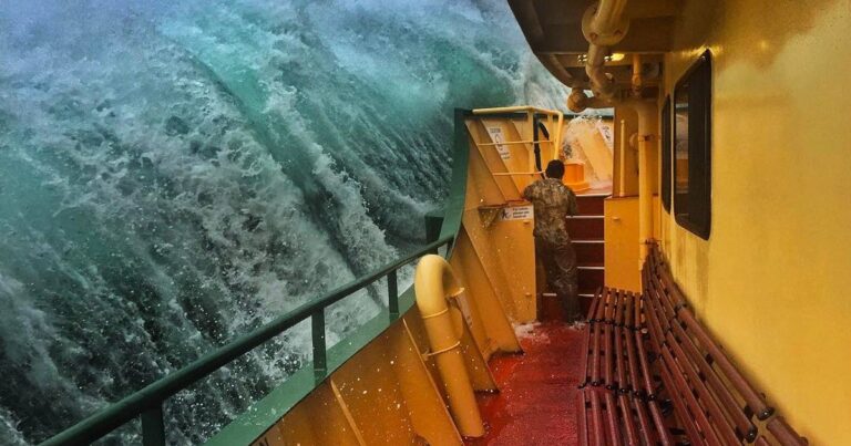 Άντρας καταγράφει «μάχη» οχηματαγωγού πλοίου με πελώρια κύματα στην Αυστραλία