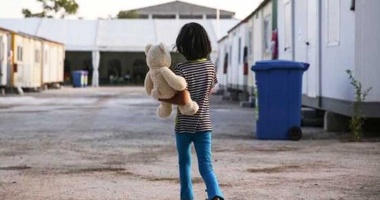 Επίδομα έως 300 ευρώ σε όσες οικογένειες συγκατοικήσουν με πρόσφυγες