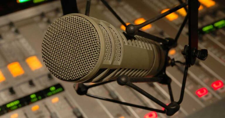 Επική παρέμβαση Ελληνίδας μάνας ενώ ο γιος της μιλά σε ραδιοφωνική αθλητική