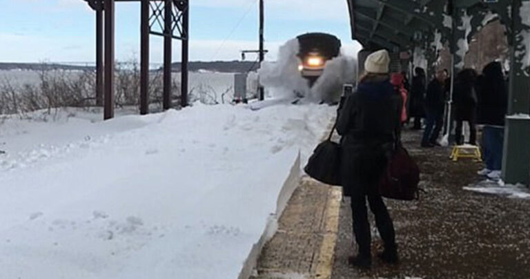 Επιβάτες βιντεοσκοπούν τρένο που διασχίζει όγκους από χιόνι