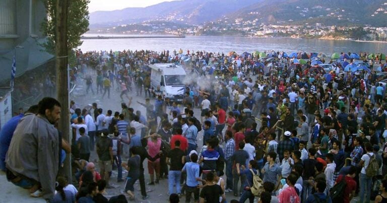 Έρευνα του ΕΚΚΕ: Έξι στους δέκα Έλληνες θεωρούν «απειλή» τους μετανάστες