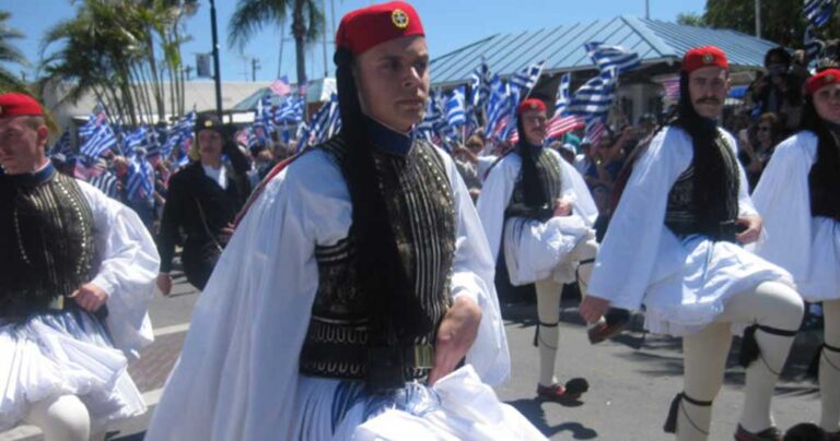 Εύζωνες παρέλασαν στην Φλόριντα των ΗΠΑ και αποθεώθηκαν από ομογενείς