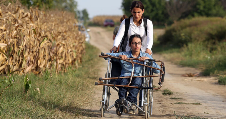 Από τη Λέσβο στην Ευρωβουλή με αναπηρικό αμαξίδιο: Μια ιστορία ελπίδας