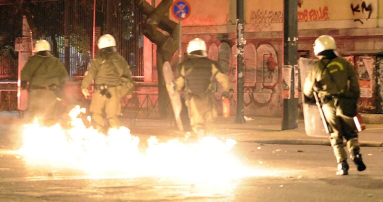 «Έκαψα τη σημαία γιατί δεν μπορώ τους εθνικιστές» – Η συγγνώμη του 21χρονου