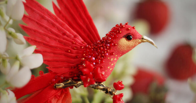 Ρωσίδα καλλιτέχνης δημιουργεί εκπληκτικά κοσμήματα που μοιάζουν με πουλιά