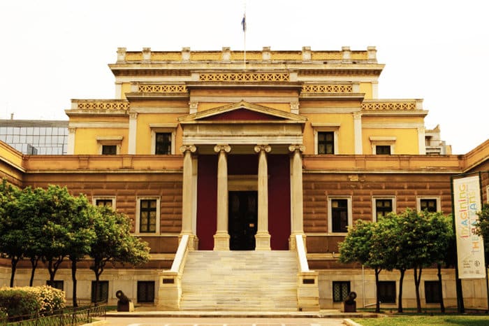 ΜΕΓΑΡΟ ΠΑΛΑΙΑΣ ΒΟΥΛΗΣΤο εμβληματικό κτίριο που στέγασε πρώτο το Ελληνικό Κοινοβούλιο σχεδιάστηκε από τον αρχιτέκτονα Fr. Boulanger και η κατασκευή του ολοκληρώθηκε το 1858. Από το 1960 μέχρι σήμερα στεγάζει το Εθνικό Ιστορικό Μουσείο.