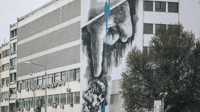 To γιγάντιο γκράφιτι στο Ιπποκράτειο Νοσοκομείο στη Θεσσαλονίκη για την Ηπατίτιδα C