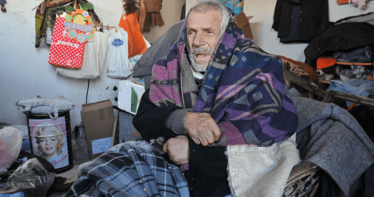 Πέθανε ο άστεγος του Ελληνικού που ζούσε μέσα σε χαλάσματα