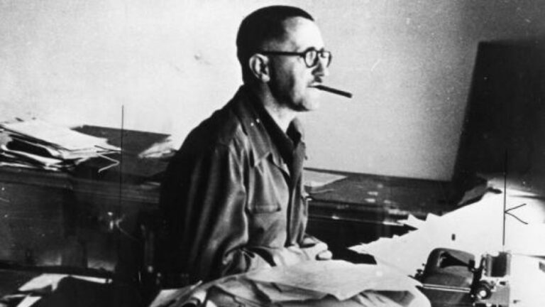 Μπέρτολτ Μπρέχτ: «Η ανθρώπινη βλακεία είναι ακατανίκητη κυριολεκτικά»