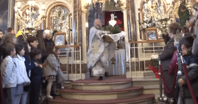 Ο «ιπτάμενος» παπάς της Χίου έκλεψε πάλι την παράσταση με την έξοδο του