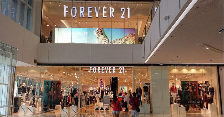 Η ιστορία του πάμφτωχου και αμόρφωτου Ασιάτη που δημιούργησε την αυτοκρατορία που σήμερα ονομάζεται Forever 21