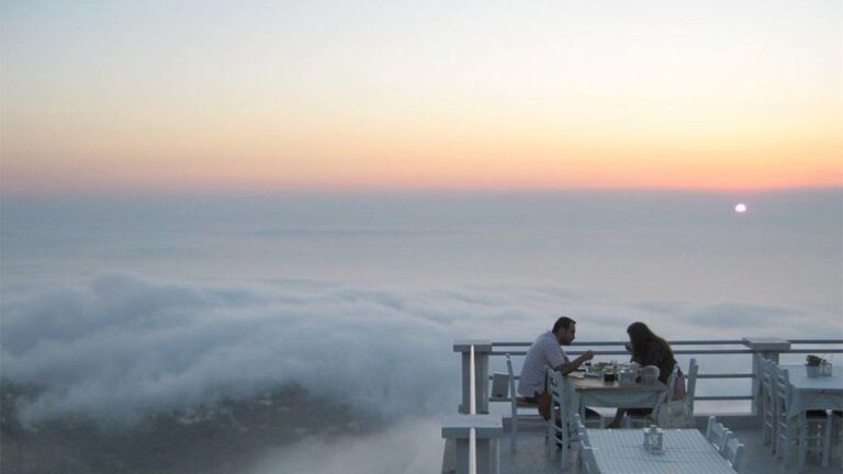 Σε αυτό το εστιατόριο στην Ελλάδα μπορείς να φας κυριολεκτικά μέσα στα σύννεφα