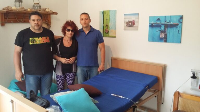 Η μητέρα της Μυρτούς της Πάρου δέχτηκε δωρεά ιατρικού εξοπλισμού από την Χ.Α.