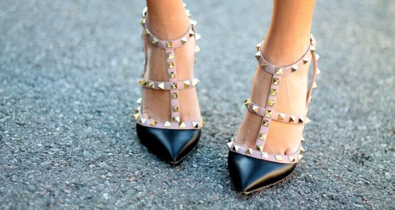 Τι έχουν αυτές οι γόβες Valentino και ξεπουλάνε τα τελευταία 7 χρόνια