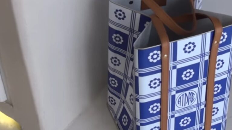 Η τσάντα από ντενεκέ που κάνει πάταγο στην Μύκονο