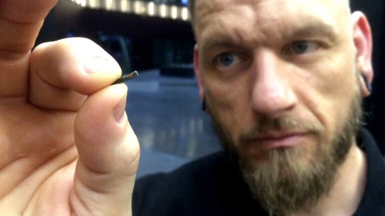 Eταιρεία εμφυτεύει μικροτσίπ στους εργαζόμενούς της για «διευκόλυνση της καθημερινότητας»