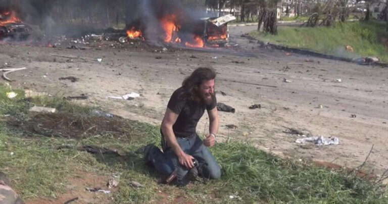 Σύριος εικονολήπτης καταρρέει μπροστά στην θέαση νεκρών παιδιών