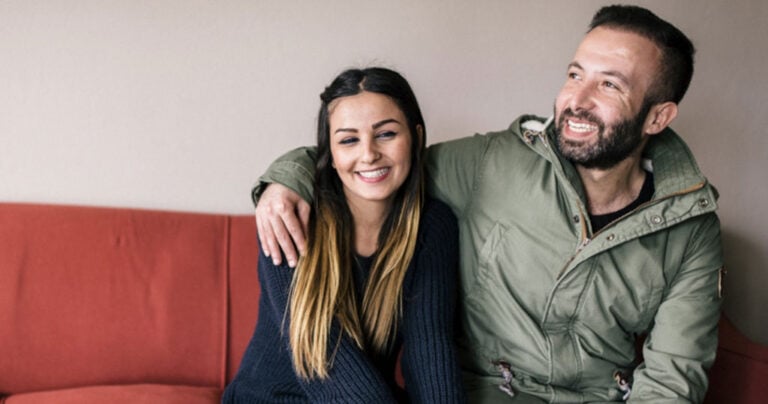 Ζευγάρι Σύρων προσφύγων αποθεώνει τη Λιβαδειά: Μας φροντίζουν σα να είμαστε Έλληνες