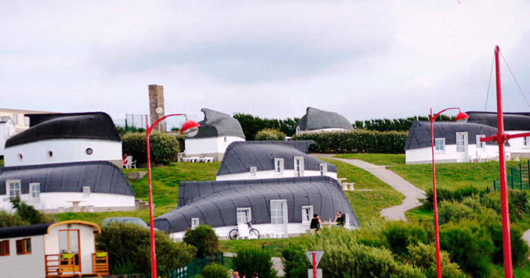 Υπάρχει ένα παραθαλάσσιο χωριό που τα σπίτια του είναι αναποδογυρισμένα σκάφη